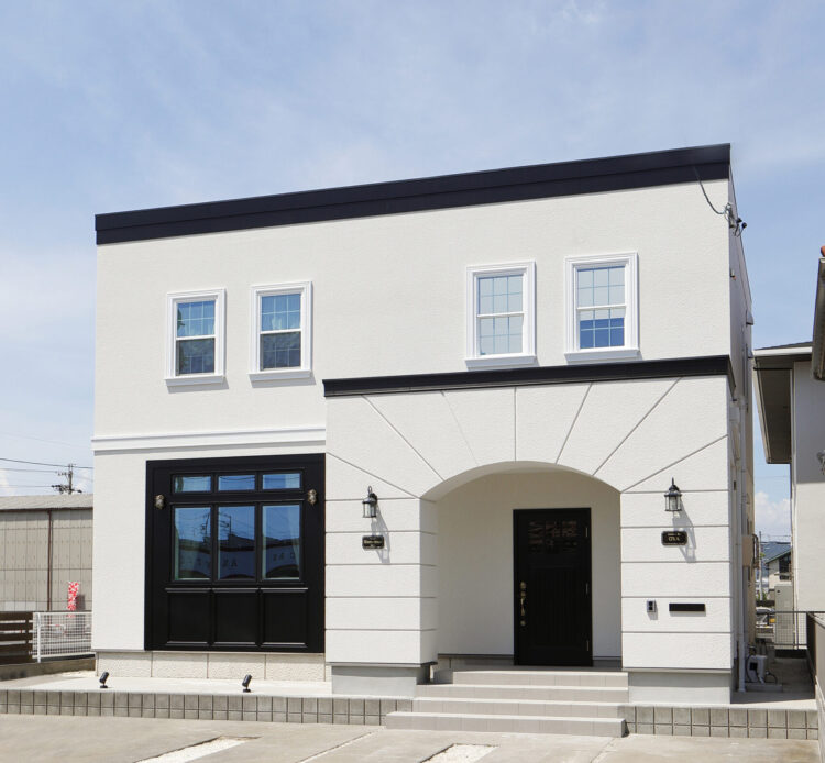 上質な暮らしを楽しむグレージュカラーの家