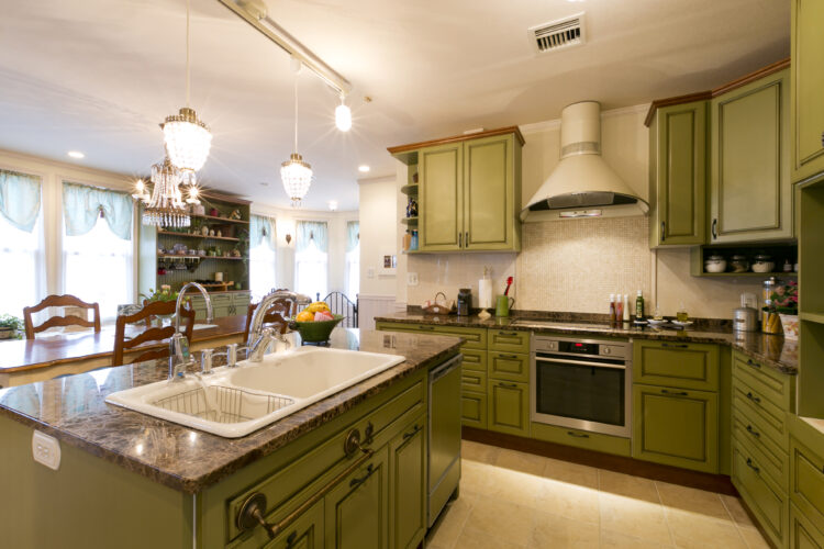 高台に建つ重厚感あるアルカイックな家