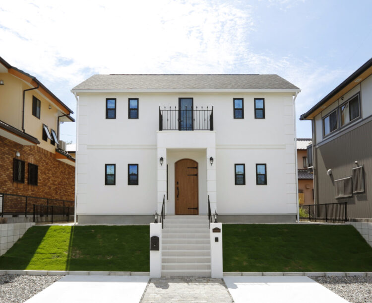 シンメトリーが美しい海外のような佇まいの家