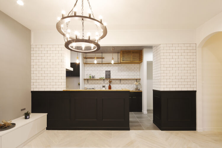 上質な暮らしを楽しむグレージュカラーの家