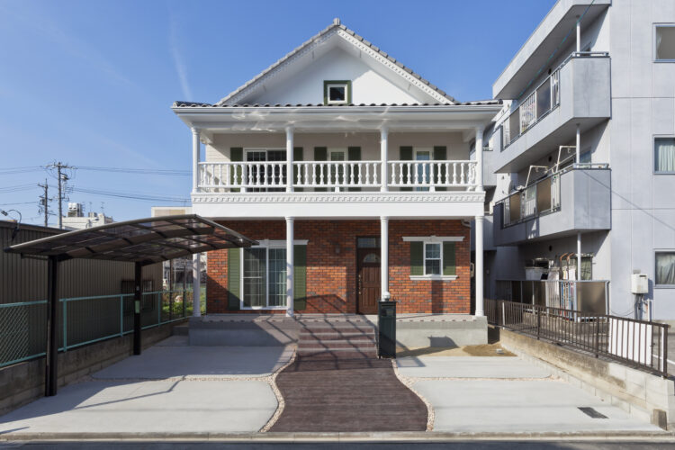 細部のディテールが美しいアメリカンスタイルの家