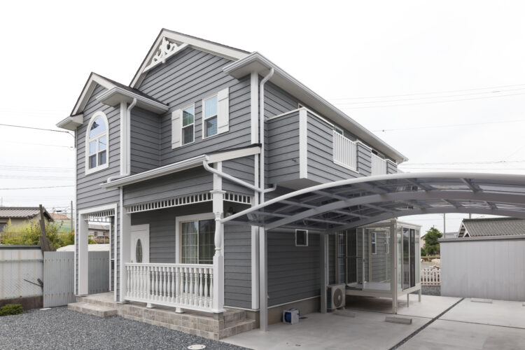 グレーカラーの外観が美しいアーリーアメリカンの家