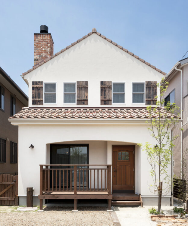 暖炉のあるフレンチカントリーの家