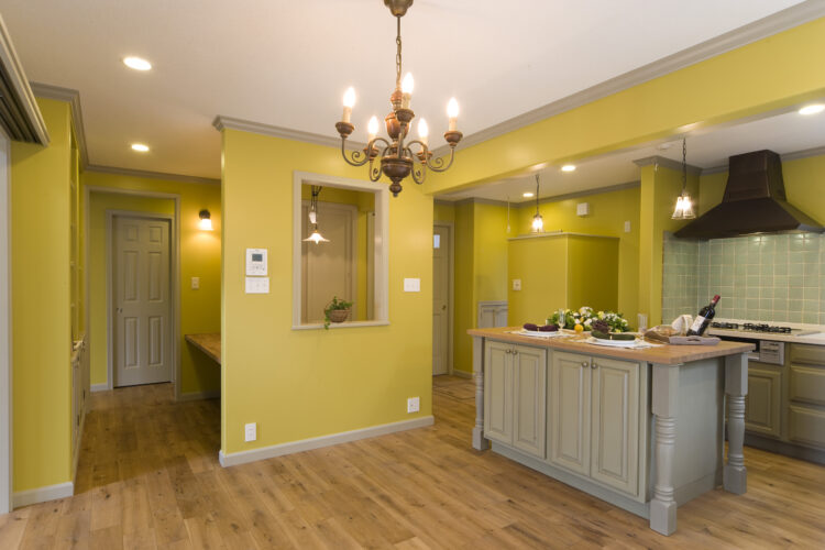 優雅な空間で朝食を楽しむサンルームのある家