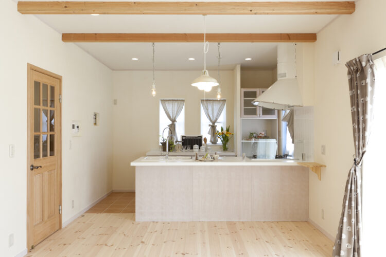 フランスの片田舎に佇むような青空に映えるかわいい家