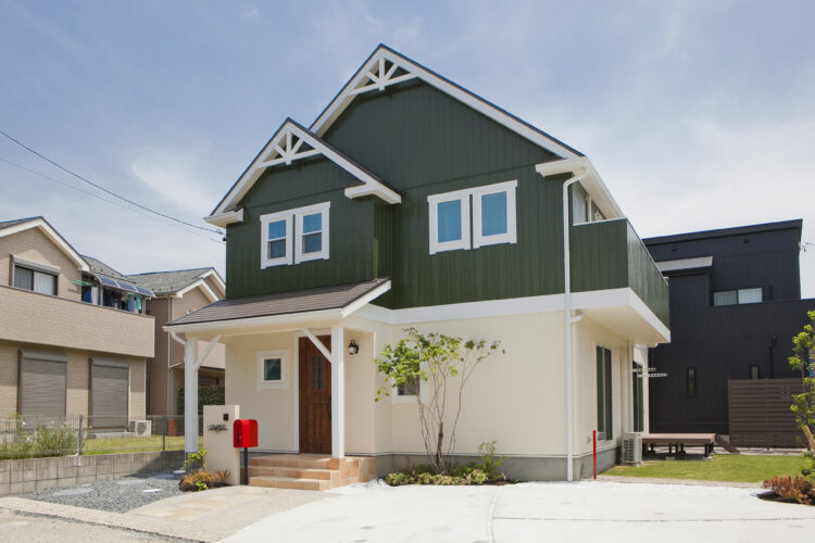 明るく印象的なツートーンカラーの北欧スタイルの家