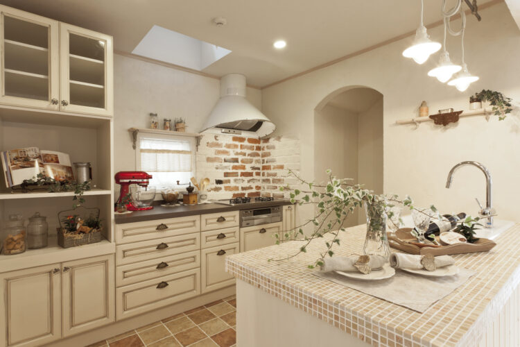 暖炉のあるフレンチカントリーの家