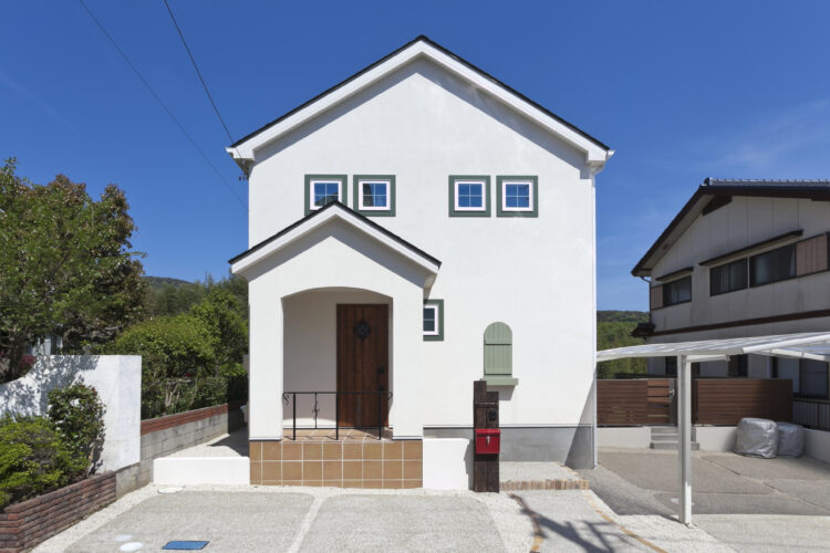 絵に描いたような可愛い三角屋根の家