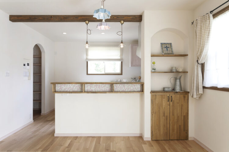 絵に描いたような可愛い三角屋根の家