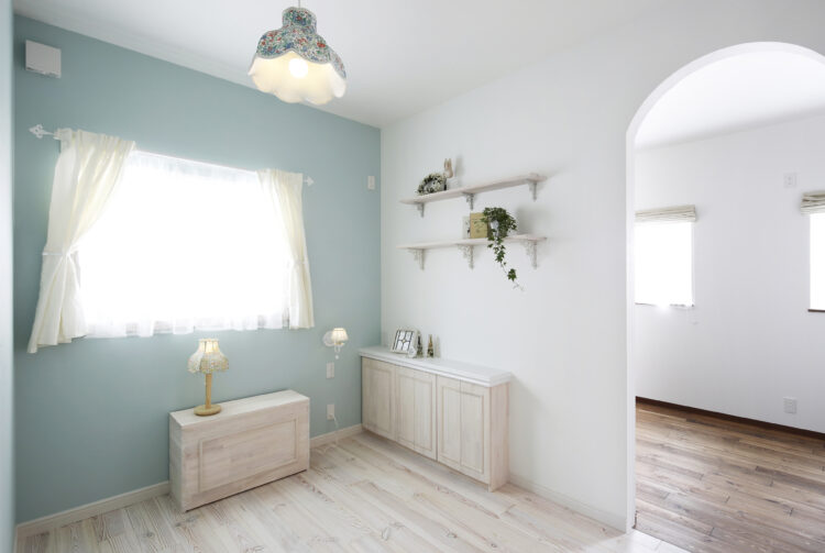 光が降り注ぐブルーがポイントカラーの家