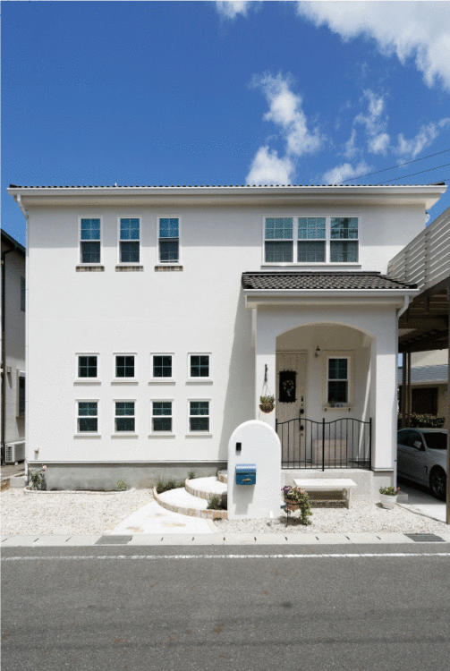 光が降り注ぐブルーがポイントカラーの家