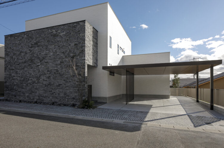 家族を想う温もりにあふれたスタイリッシュな邸宅